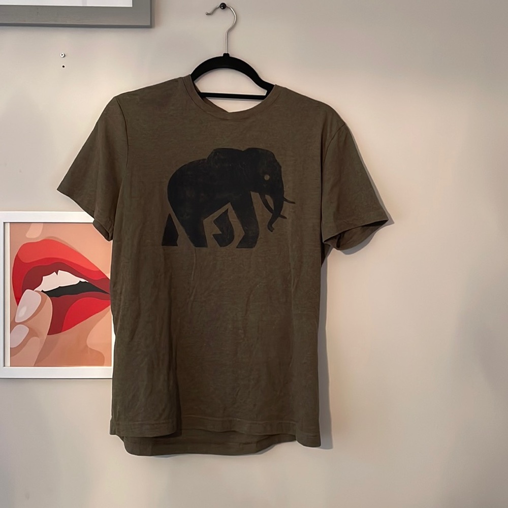 Banana Republic graphic t-shirt. Size SM. Like new. No stains or rip.